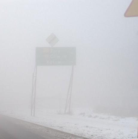 znaki drogowe we mgle